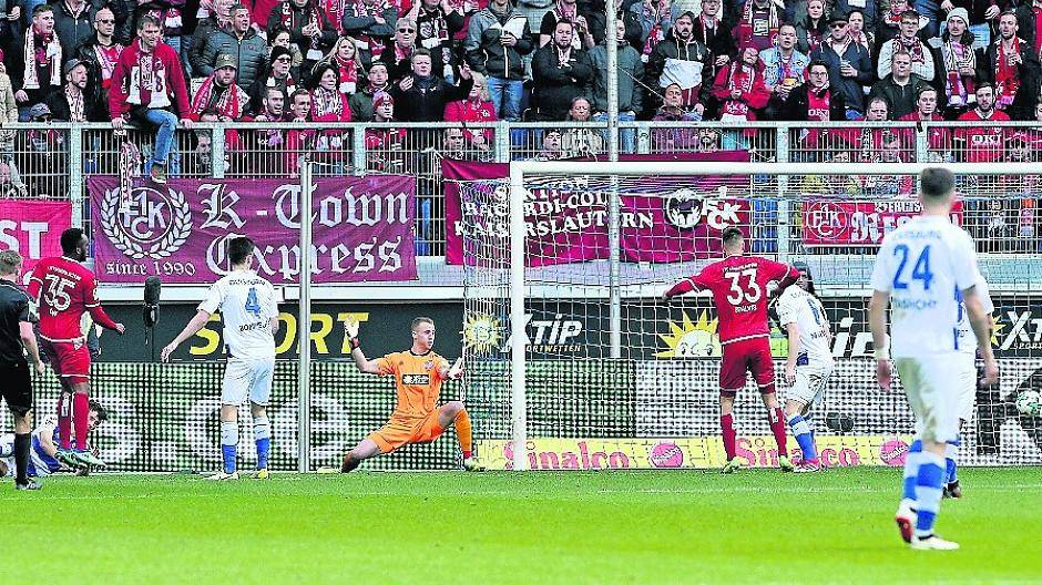 Da sah Mark Flekken nicht gut aus. Osayamen Osawe erzielt aus spitzem Winkel das 2:0, der MSV-Keeper kann nur hinterschauen.