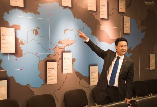  Jian Guo erklärt die Seidenstraßenroute des Blue-Container-Zuges. 