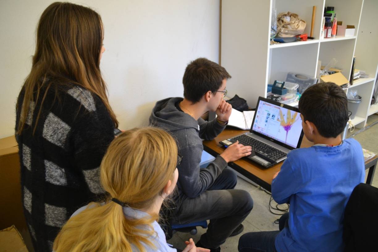 Die Kinder und Jugendlichen können jeden Tag ihre Arbeiten und den Workshop an sich mit Fotos und Videos dokumentieren und auf einem Computer speichern. Hier packt Lukas (16) gerade die Videoschnipsel aus dem Stadtbibliotheksbesuch zusammen.