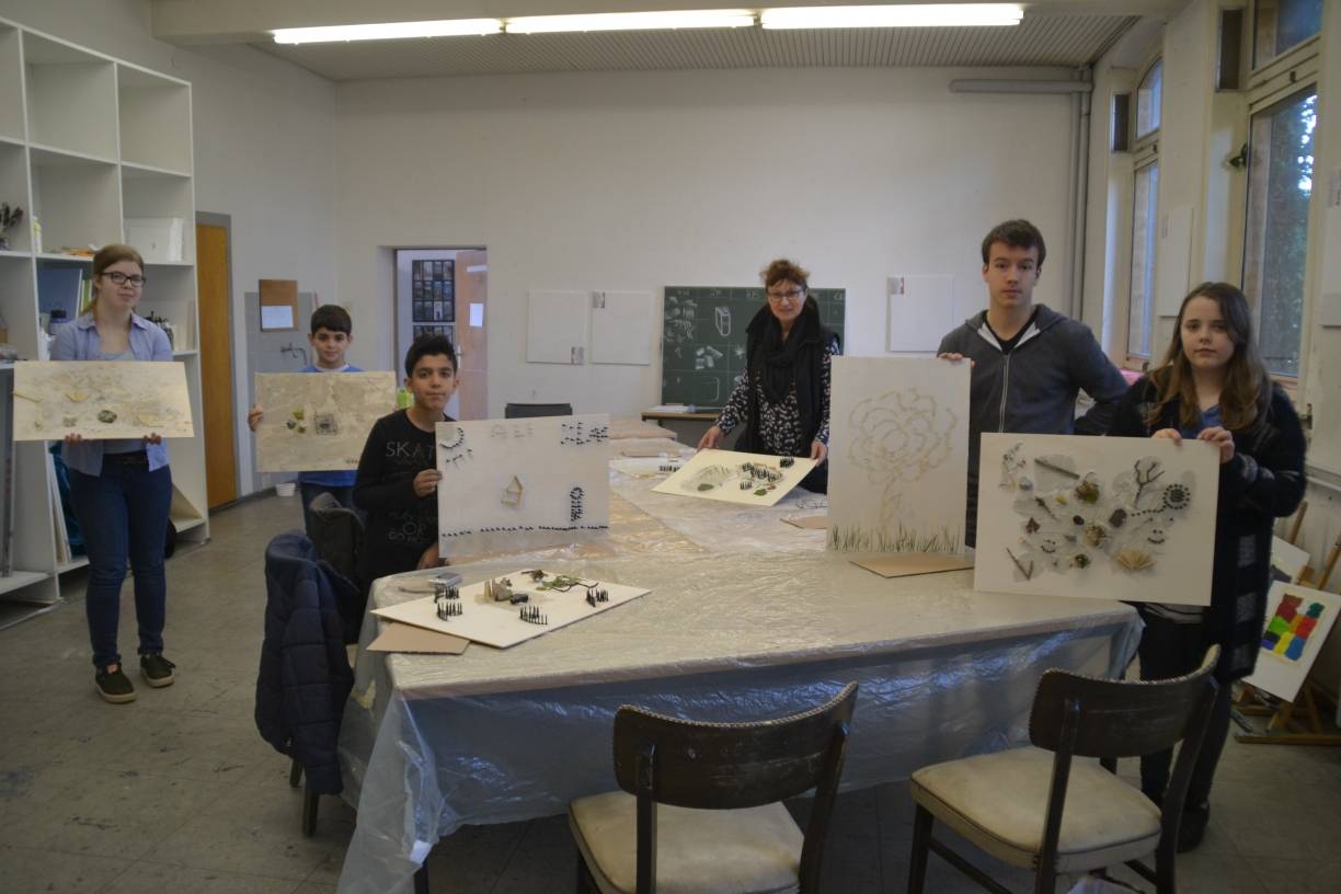  Sigrid Beuting und ein Teil der Workshop-Gruppe präsentieren aktuelle Arbeiten. 