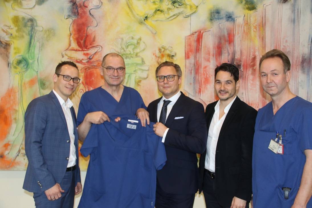  Kittelübergabe an Dr. Gabor Gäbel (m.) durch (v.l.) Klinik-Geschäftsführer Alexander Holubars, den ärztlichen Direktor Prof. Rudolf Leuwer, Prof. Marcus Kato und Prof. Knut Kröger. 