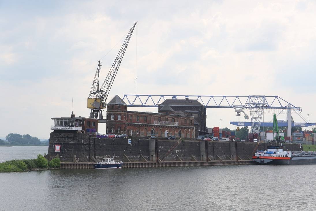  Der Hafenkopf an der Einfahrt zum Krefelder Hafen. 