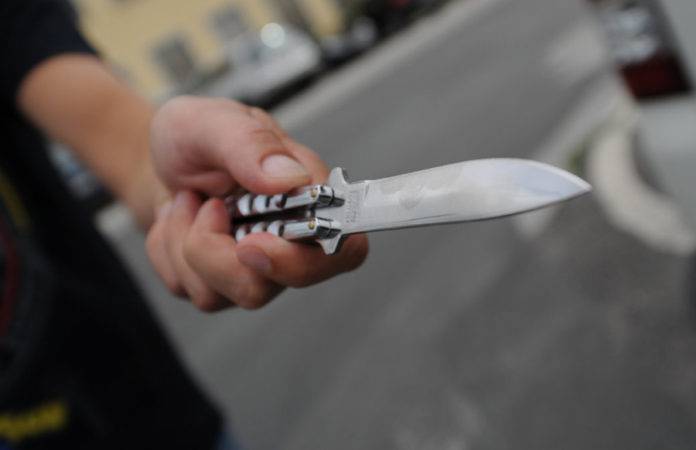 Jugendliche mit "Butterfly" und "Totschläger" bedroht und ausgeraubt