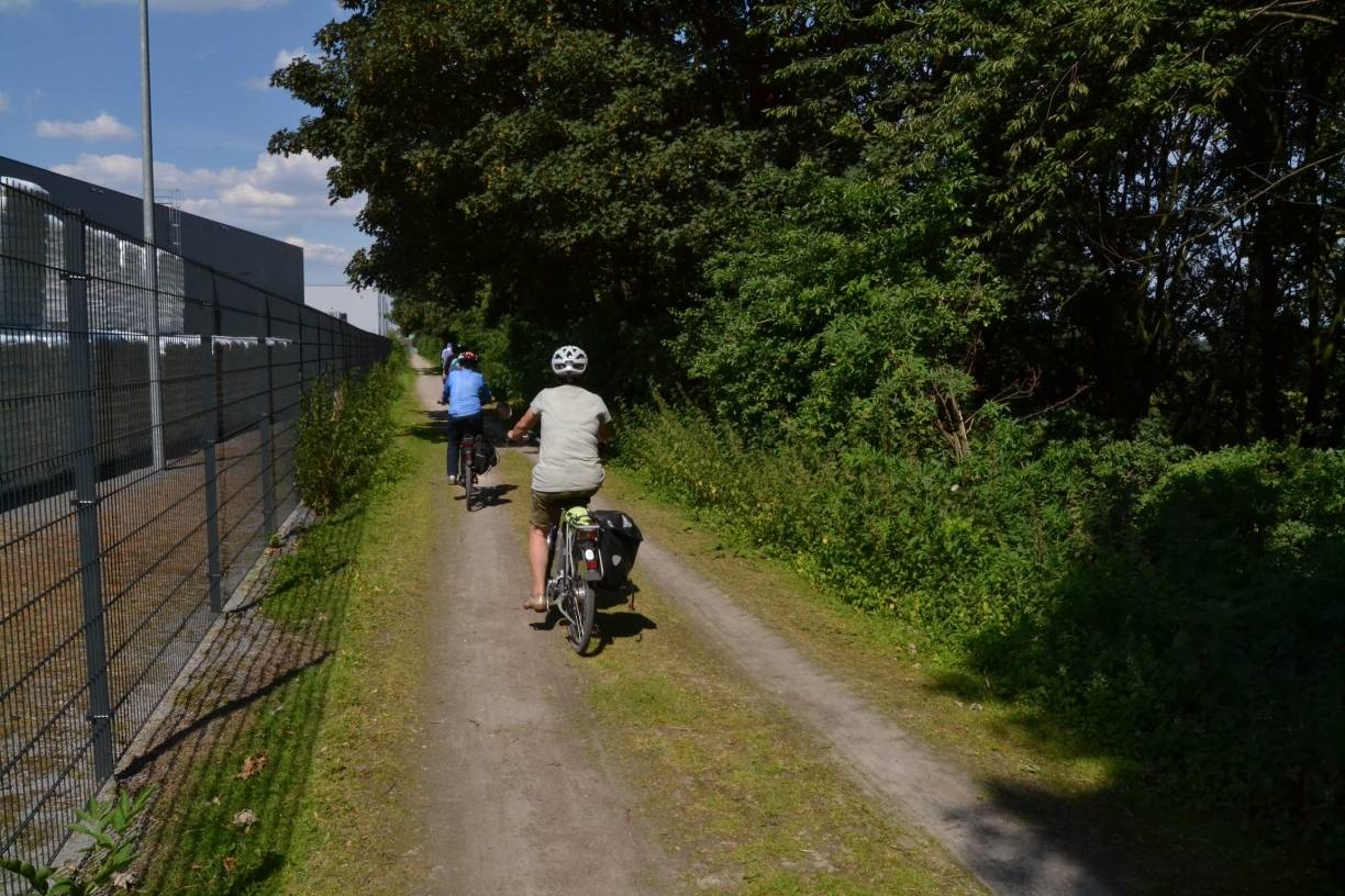 Bei trockenen Sommerwetter ist die Stelle des Europa-Radweges (Rhein-Radweg) im Logport mit dem Fahrrad problemlos passierbar, bei Nässe steht hier allerdings das Wasser in den Spurrillen und es wird schlammig.