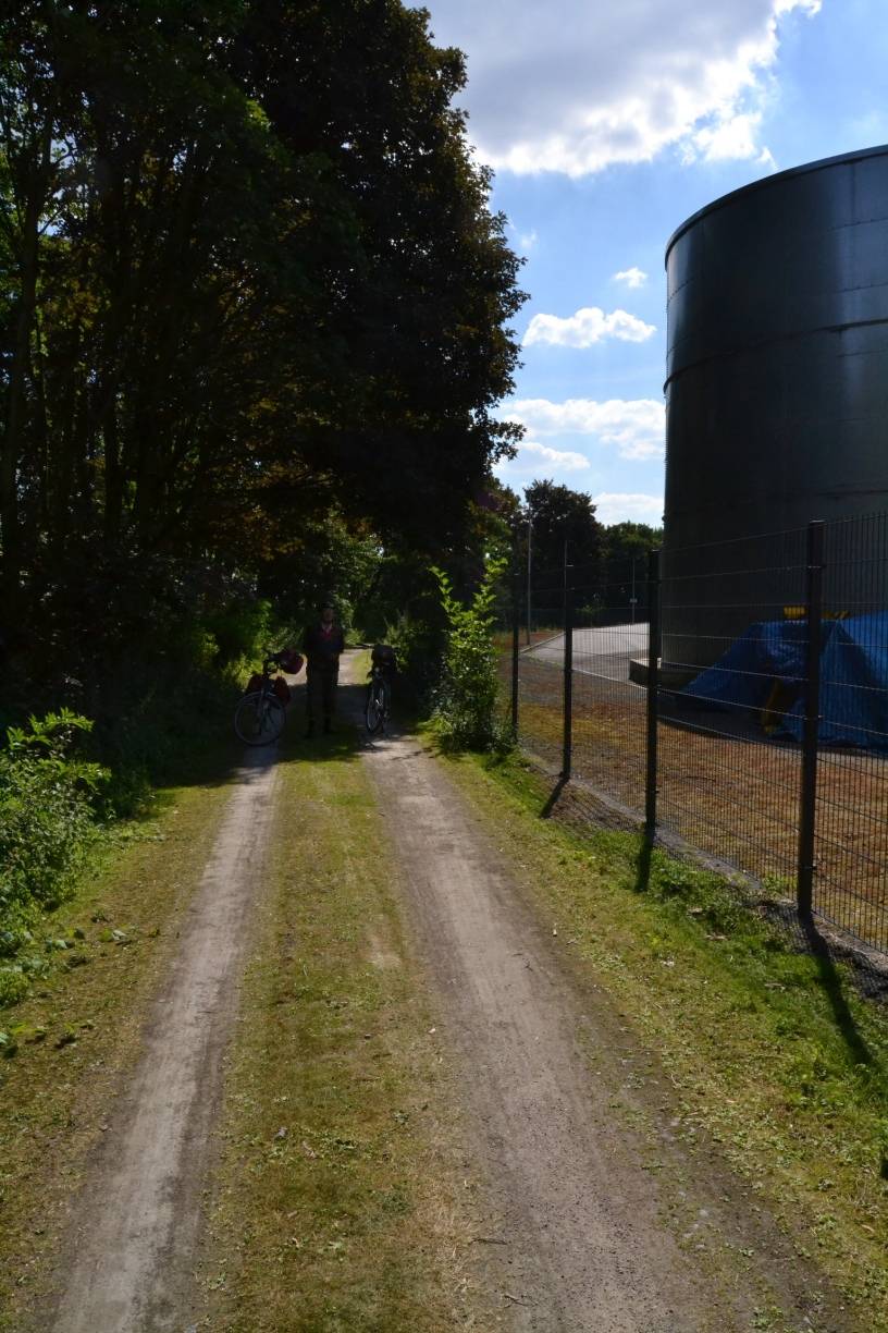 Beim Bau des Stahltanks (auf dem Foto am Rand erkennbar) kam vor über zwei Jahren schweres Gerät zum Einsatz, was den Radweg entsprechend nachhaltig beschädigte. 