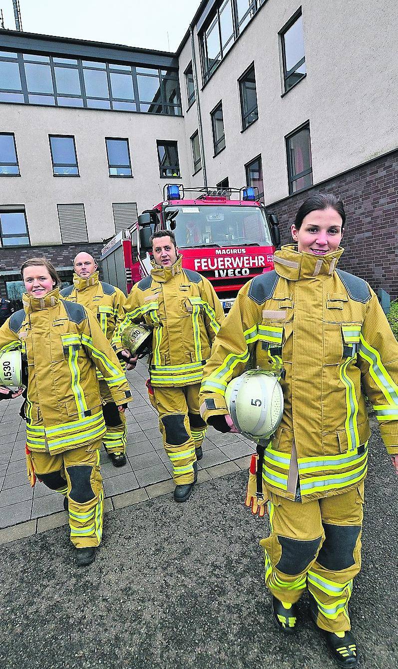  Sabrina Hergesell, Christoph Gerichhausen, Markus Wilken und Marita Müller führten die neue Feuerwehrkleidung an der Feuer- wache 5 , an der Homberger Rheindeichstraße vor. 