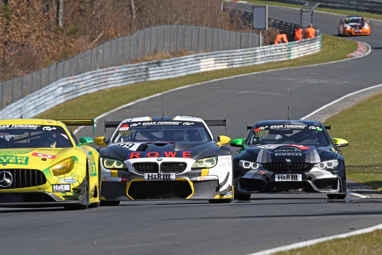  Den Gesamtsieg des 2. Laufs der VLN-Langstreckenmeisterschaft am Nürburgring sicherte sich "Rowe Racing" auf BMW M6 GT3 (#99). Im Bild das Fahrzeug im Streckenabschnitt "Schwalbenschwanz". 