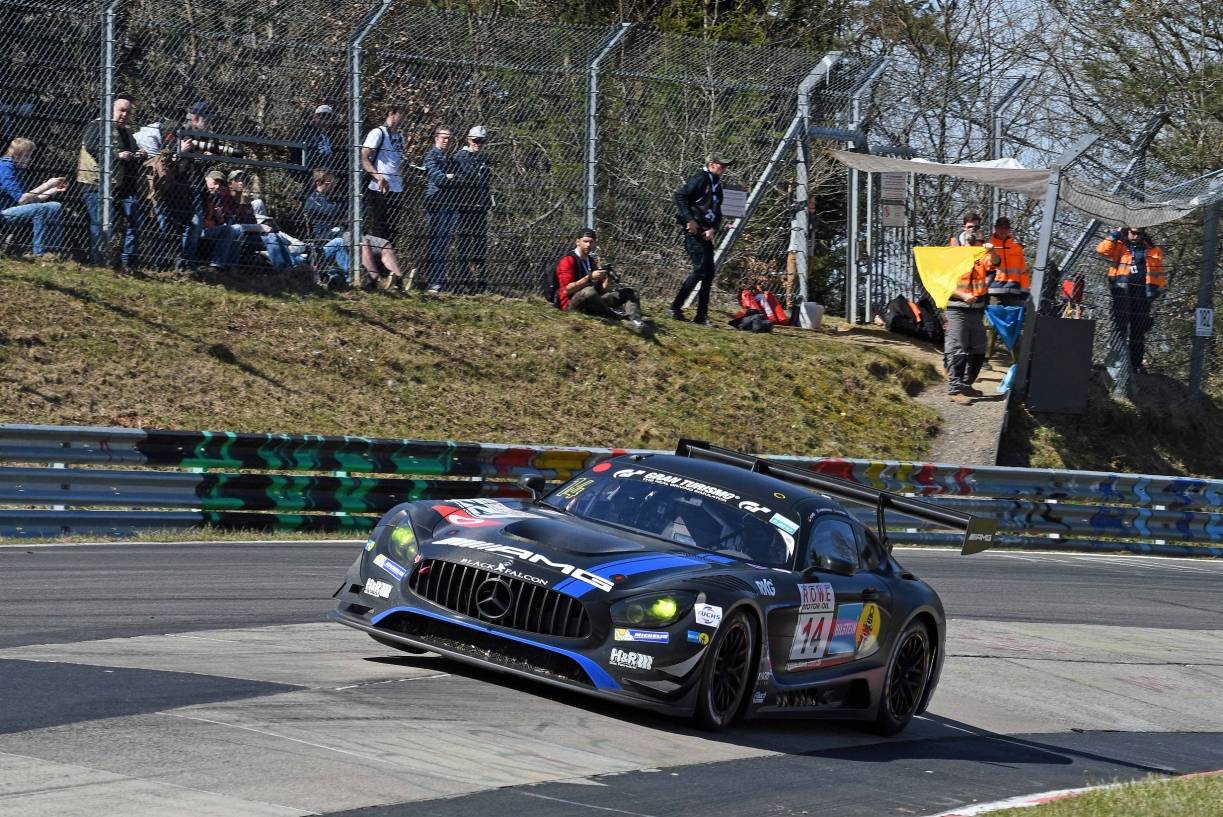 Der Black Falcon Mercedes (2. im Gesamtklassement) im "kleinen Karussel".