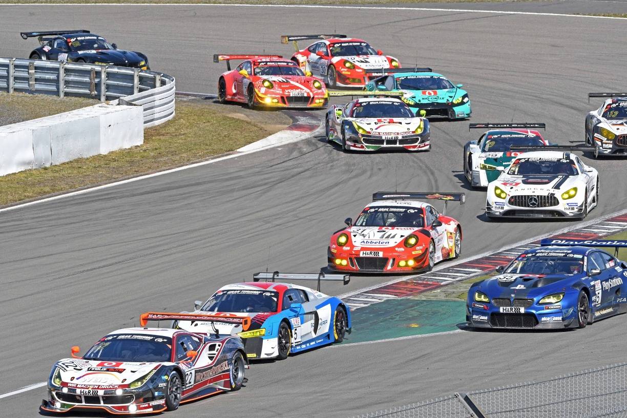  4. Runde Mercedes-Arena: Die "Frikadelli"-Porsche (#30 und #31) stecken im Verkehr. 