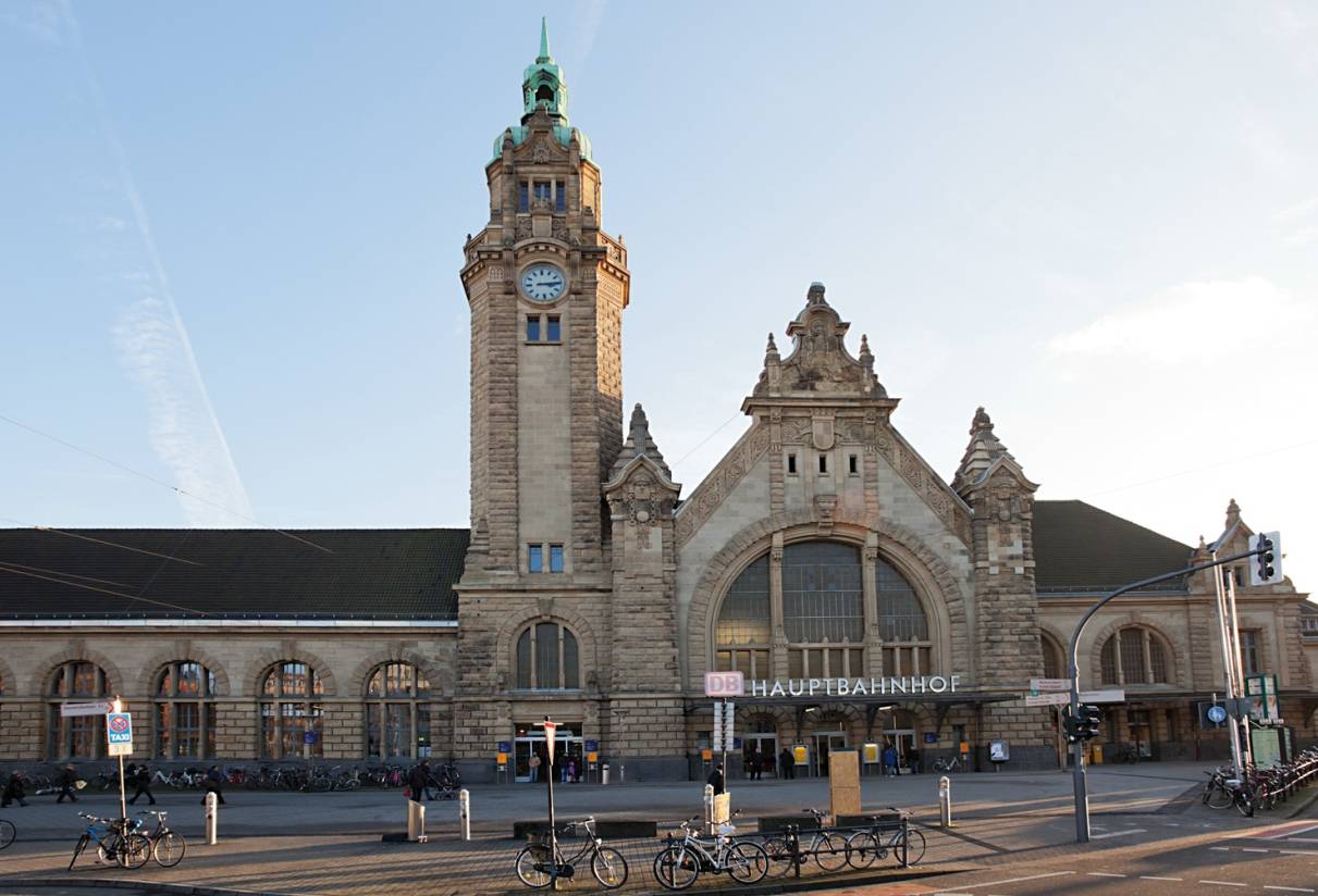 15 Männer verletzen 22-Jährigen und seine Helfer