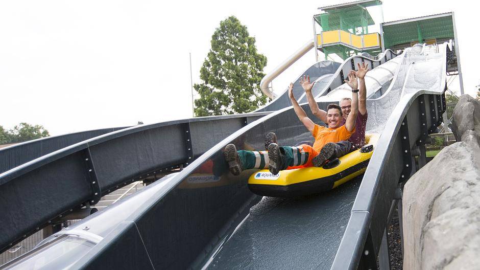 Auf der Rutsche sind Lukas Lappe (vorn) und Thomas Hahn (hinten).