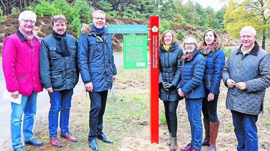  Bei der Widmung enthüllten Landrat Dr. Andreas Coenen (3.v.l.), Eckhard Uhlenberg (r.), Präsident der NRW-Stiftung, Sennerts Ehefrau Marita Roy-Sennert (3.v.r.), Töchter Melanie (4.v.r.) und Rebekka (2.v.r.) sowie Dr. Ansgar Reichmann (2.v.l.), Leiter der Biologischen Station Krickenbecker Seen, und Armin Huber, Vorsitzender des zugehörigen Trägervereins, die Widmung. 