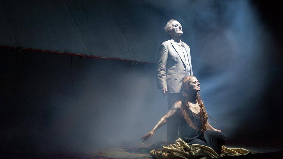 Meisterleistungen der Bühnentechnik und der Schauspieler — hier Falk Rockstroh und Christiane von Poelnitz — machten „Die Perser“ zum herausragenden Ereignis der 39. Akzente.