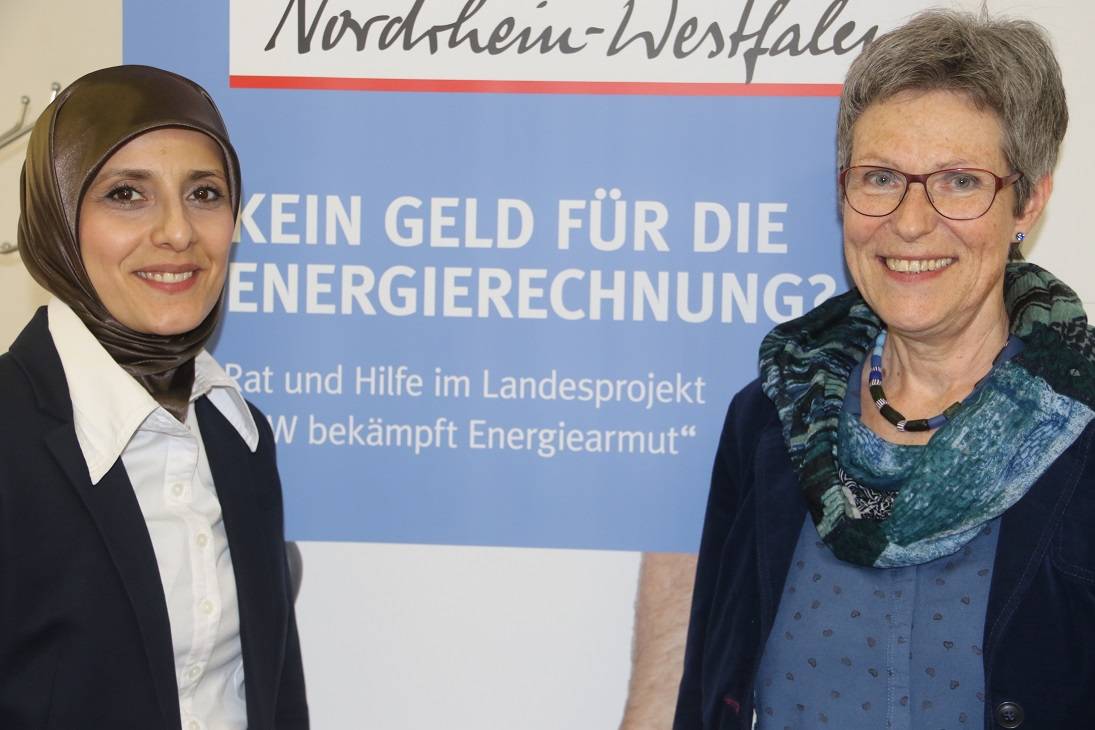  Nazime Kirici (l.) und Elisabeth Elsner, Leiterin der Krefelder Beratungsstelle der Verbraucherzentrale.  