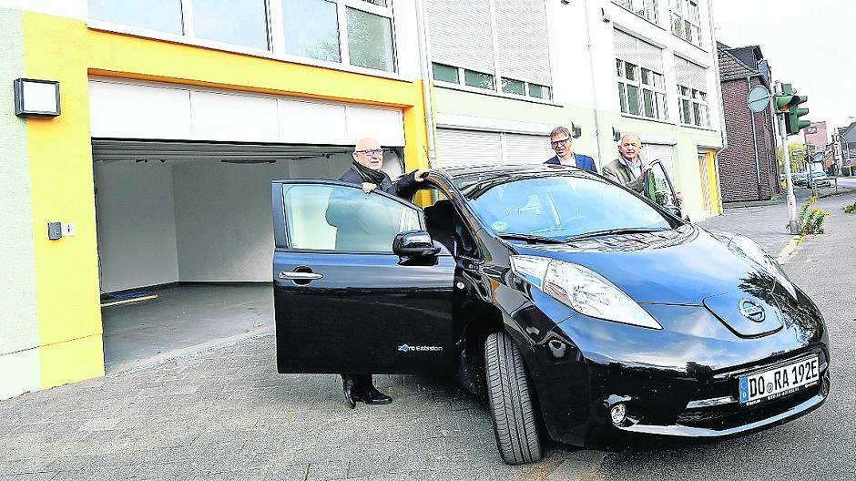 Der Vorstand der Wohnungsgenossenschaft Viersen stellte das neue Nachbarschaftsauto für die Klimaschutzsiedlung vor (v.l.): Günter Neumann, Georg Maria Balsen und Heinz Fels.