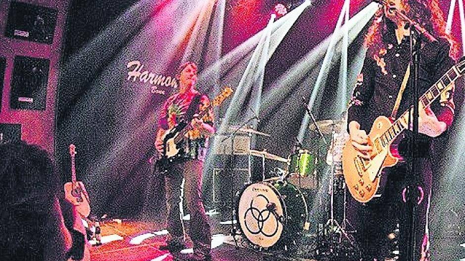  Eine geballte Ladung Rock ’n’ Roll: Die Figuren von Jimmy Page und Robert Plant vereint Pascal Cherouny mit den „Custard Pies“ beim Led-Zeppelin-Tribute im Breyeller Saal Kreuels. 