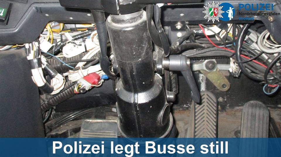 Kabelsalat im Fußraum des Fahrers eines der stillgelegten Busse.