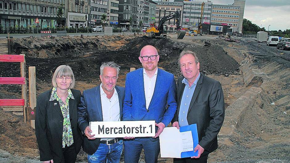  Bezirksbürgermeisterin Elvira Ulitzka, Investor Torsten Toeller, Oberbürgermeister Sören Link und Baudezernent Carsten Tum kamen zur Übergabe der Baugenehmigung an der Baugrube vor dem Hauptbahnhof zusammen. 