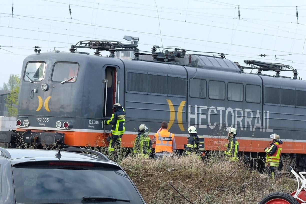 Gefahr durch Hochspannung: Güterzug reißt Oberleitung ab