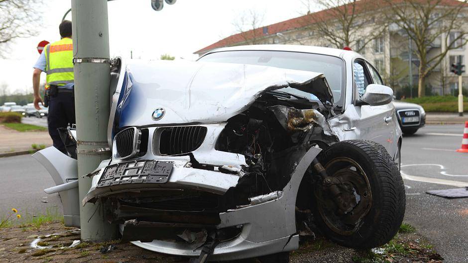 Zwei Schwerverletzte bei Abbiegeunfall