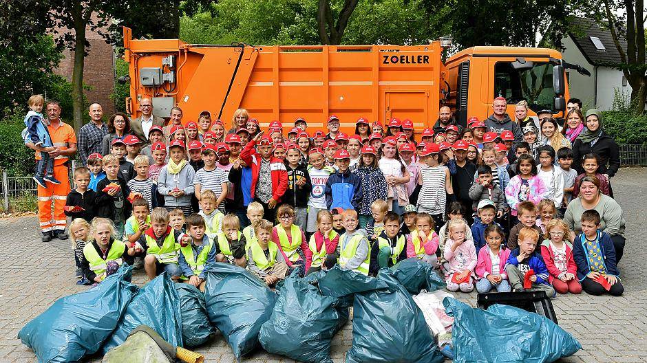  Viele Hände machen ein schnelles Ende — und sorgen für eine saubere Altsiedlung. 