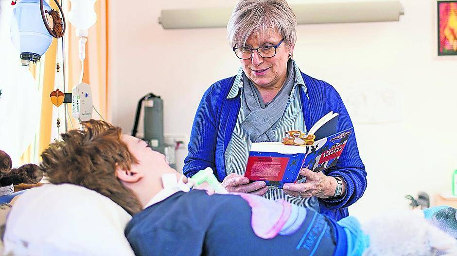  Im Viersener Kinderhaus lesen die „Schmetterlinge“ den Kindern gerne etwas vor, spielen mit ihnen und helfen schlicht aus, wenn mal ’Not am Mann’ ist. 