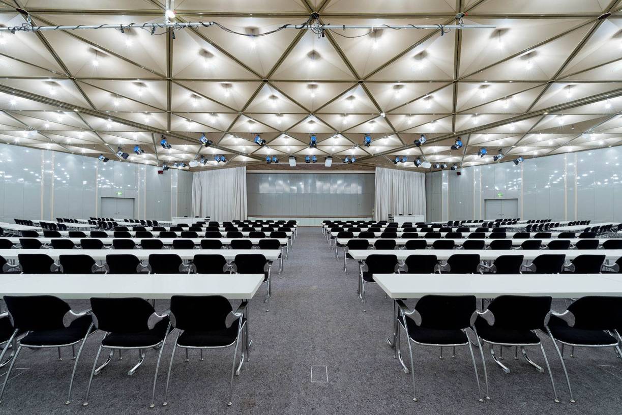 Richterbank, die Plätze für Verteidiger und Nebenkläger und die für die Presse sind meist voll besetzt, die Besucherplätze bleiben aber überwiegend leer an den Verhandlungstagen im CCD Ost.