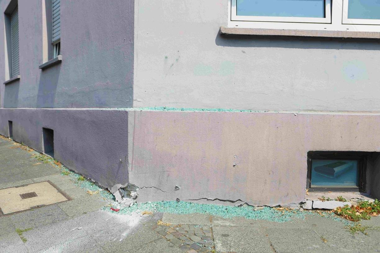 21-Jährige liefern sich illegales Autorennen: PKW schleudert gegen Hauswand und geparkte Autos