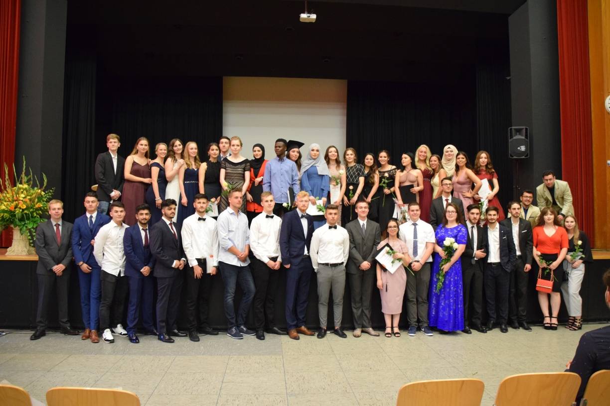  Gruppenfoto der Abiturientinnen und Abiturienten an der Heinrich-Heine-Gesamtschule Rheinhausen 2018. 