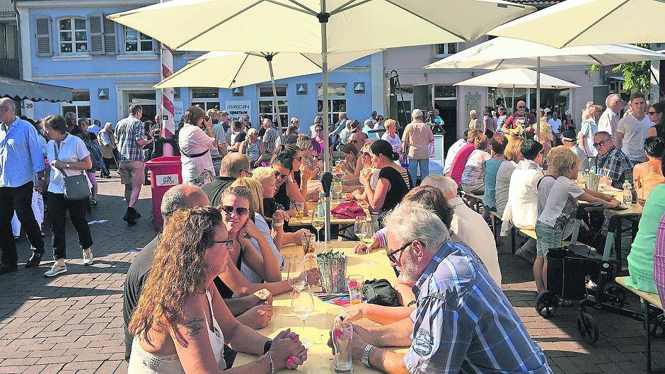 Entspannt, gesellig, kulinarisch und mit viel Flair geht es beim Feierabendmarkt auf dem Altmarkt zu.