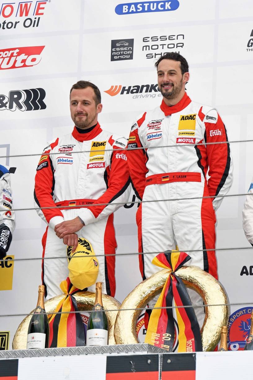 Die Rennfahrer Lance Davis Arnold (l) und Filipe Fernandez Laser (r) auf dem Podium.