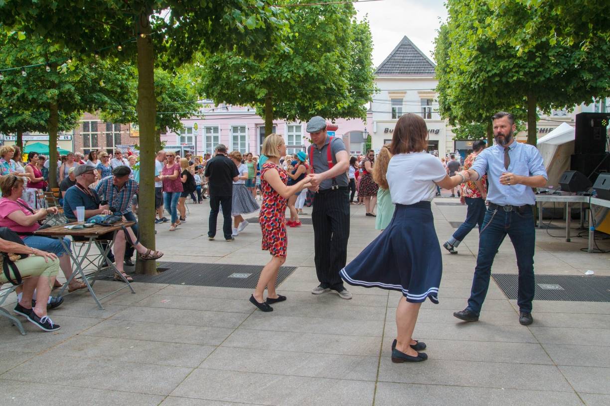  Im letzten Jahr ging es in der Rheinberger Innenstadt zurück in die 50er Jahre. Und das kam so gut an, dass das Konzept nun auf die 30er und 40er-Jahre erweitert wurde. 