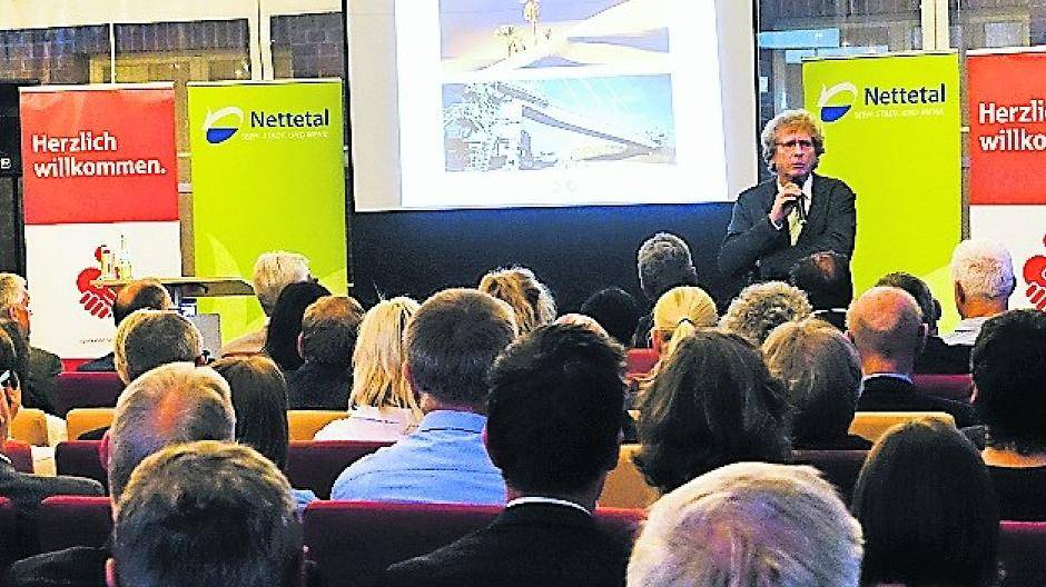 Immer wieder erwähnte Prof. Braungart (im Bild als Referent bei den Nettetaler Wirtschaftsgesprächen) den Kirschbaum als Beispiel der Effektivität der Natur. Foto: Uli Rentzsch