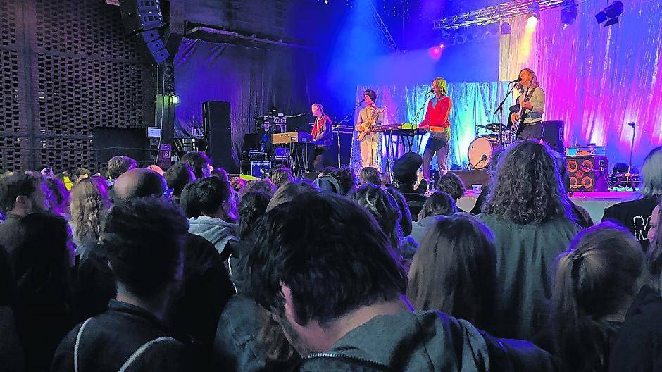  Eine der Entdeckungen des Wochenendes: Die „Parcels“ hatten handgemachte 70er-Jahre Discobeats dabei und staunten fortwährend über die geballte Zuneigung des „Traumzeit“-Publikums. 