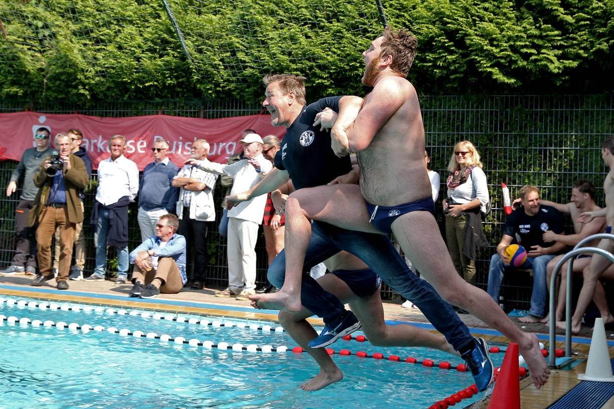  Kein Pardon: Nach dem Abpfiff wird 98-Trainer Frank Lerner von seinen Jungs höflich zum Aufsteiger-Bad gebeten... 