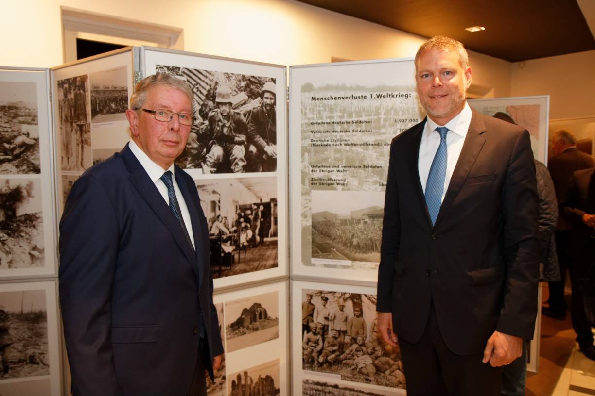  Landrat Dr. Andreas Coenen (r.) und Prof. Leo Peters haben die Wanderausstellung des Volksbundes Deutsche Kriegsgräberfürsorge im Forum am Kreishaus eröffnet. 
