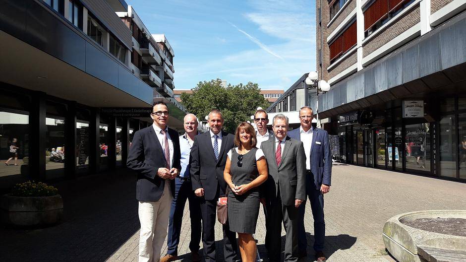 Die Zukunft der Werbegemeinschaft war ungewiss, doch seit einigen Wochen ist klar, dass es weitergeht. Bürgermeister Prof. Dr. Christoph Landscheidt, Michael Schiff (Werbegemeinschaft), Guido Lohmann (Volksbank Niederrhein), Bettina Puschmann (Werbegemeinschaft), Andreas Wiesner (Werbegemeinschaft), Ulrich Schneidewind (Sparkasse Duisburg) und Dieter Tenhaeff (Wirtschaftsförderung Stadt Kamp-Lintfort) freuen sich über das gelungene Basiskonzept und das erweiterte Sponsoring für den Weiterbestand der Werbegemeinschaft.