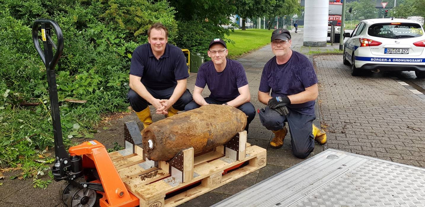  Letztes Update: Thomas Kaminski (Mitte) und Kollegen mit der entschärften Bombe. 