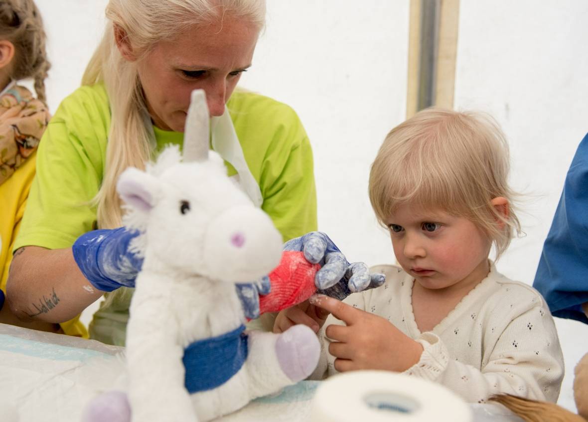 Auch kranke Einhörner werden natürlich behandelt: Am Samstag findet im Park hinter der Kinderklinik Bethanien das 14. Teddy-Krankenhaus statt.