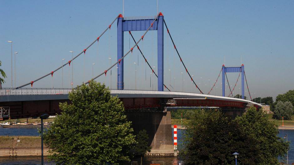  Die Friedrich-Ebert-Brücke wurde gerammt. Foto. Archiv 