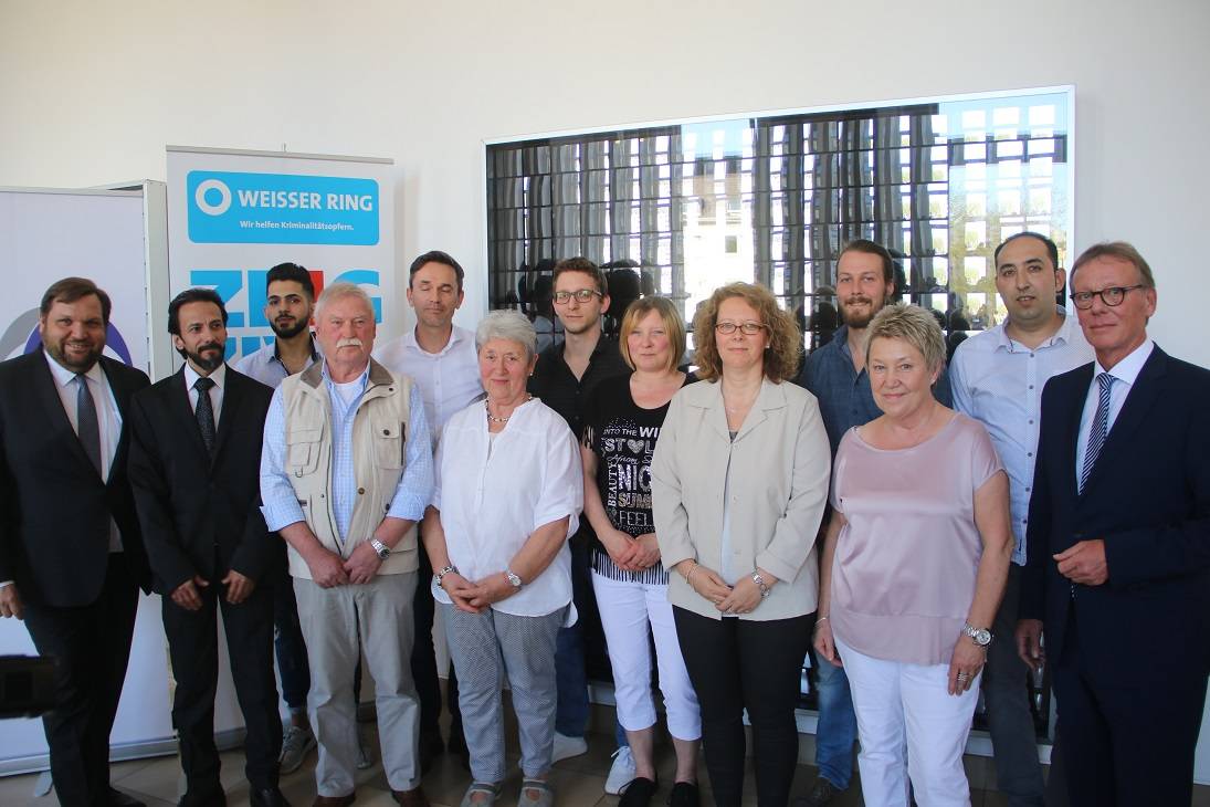  Gruppenbild der Geehrten mit Polizeipräsident Rainer Furth (re.) und OB Frank Meyer (li.) 