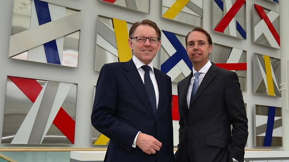 Der Haniel-Vorstandsvorsitzende Stephan Gemkow und sein Vorstandskollege Florian Funck vor der Bilanzpressekonferenz in der Haniel-Akademie. Das namenlose 20-teilige Edelstahlkunstwerk an der Rückwand stammt übrigens — nomen est omen — von Gerd Winner.