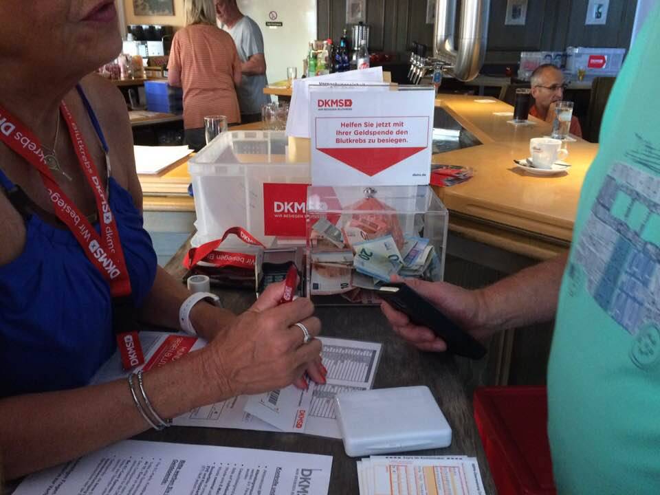 Mehr als Tennis: Beim TC Blau-Weiß Moers versucht man alles, um Tom zu helfen. 150 potenzielle Spender konnten so bereits gefunden werden.