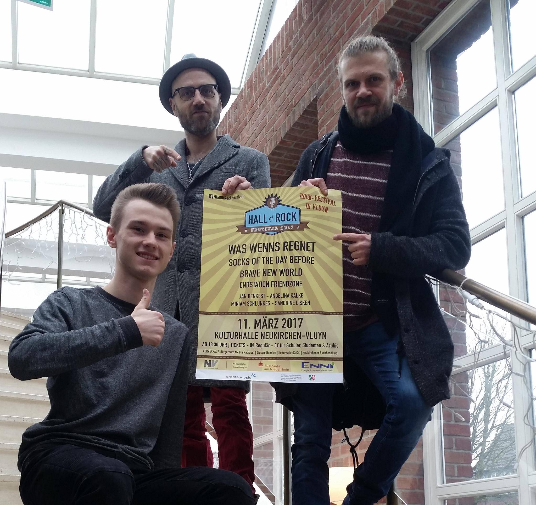  Jacques Wienicke (l.), Organisator und Mitglied von Brave New World, freut sich gemeinsam mit Kiki (m) und Bobo (r) von der Band Was Wenns Regnet auf das Hall of Rock in der Kulturhalle. 