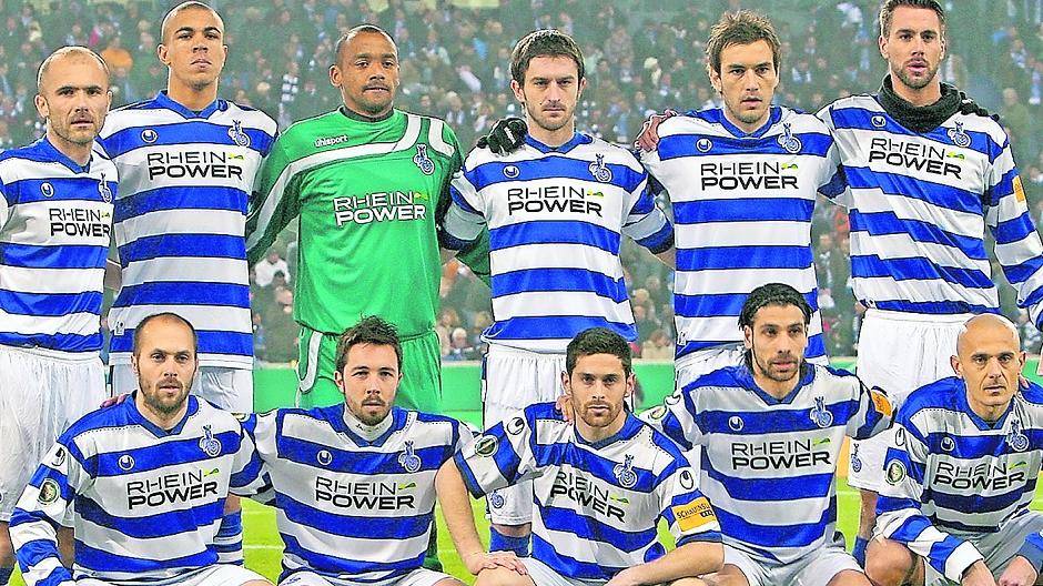  Branimir Bajic (3.v.re. stehend) will seine Mitspieler aus der 2011’er Saison, an deren Ende mit dem Pokalfinale in Berlin gegen Schalke 04 sein persönliches Karriere-Highlight stand, bei seinem Abschiedsspiel am 28. Juli dabei haben. 