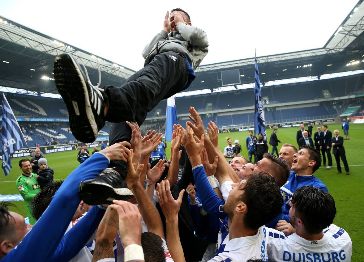  Die MSV-Spieler lassen ihren Kapitän Branimir Bajic zum Abschluss seiner Karriere in die Luft fliegen. 