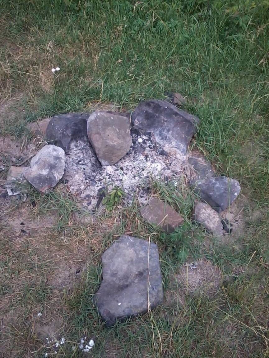  Offene Feuerstellen, obwohl verboten, finden sich ebenso. 