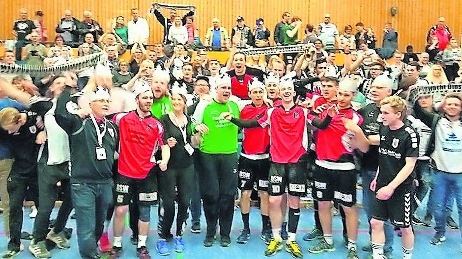 Platzsturm und Bierduschen