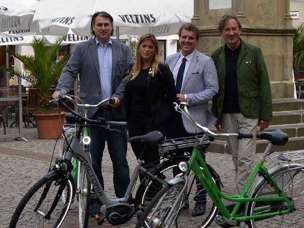  Moers wird noch fahrradfreundlicher: Michael Birr, Winny van der Valk, Bürgermeister Christoph Fleischhauer und Elmar Welling präsentieren die neuen Mietfahrräder. 