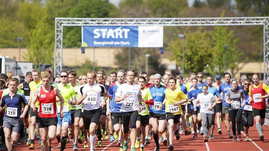  Der Start des ENNI-Schlossparklaufs im Jahr 2017. 